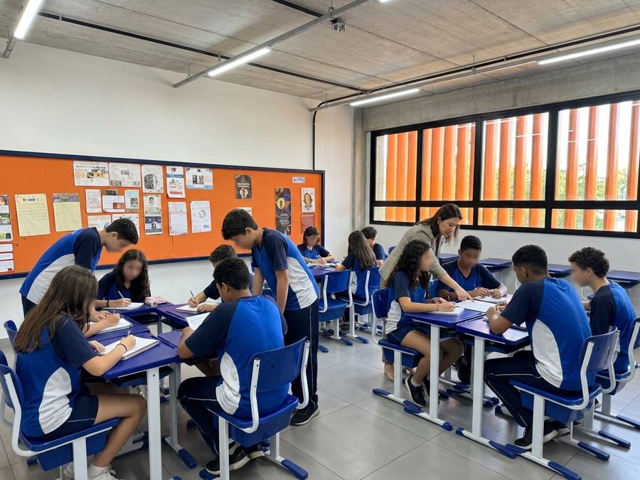 Aula dos Anos Finais no Colégio EAG, com professora acompanhando os estudantes